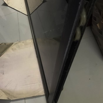 หน้าต่างกระจกบานเลื่อนใหญ่ 3 ชิ้น