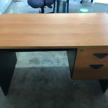 โต๊ะทำงานสีน้ำตาลดำ ขนาด 60x120x75cm.