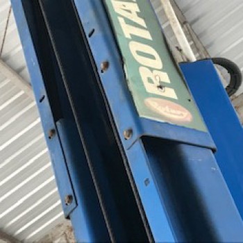 ขาย ลิฟท์ยกรถยนต์สองเสา ยี่ห้อ Rotary (USA) แบบคานบน ขนาด 4.5ตัน ระบบเยื้องศูนย์ของRotary ประตูเปิดได้กว้างสูงสุด