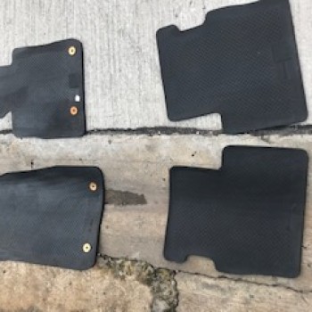 ขาย ผ้ายางรถยนต์ ยี่ห้อ มาสด้า ของแท้ ใหม่ มีตำหนิ